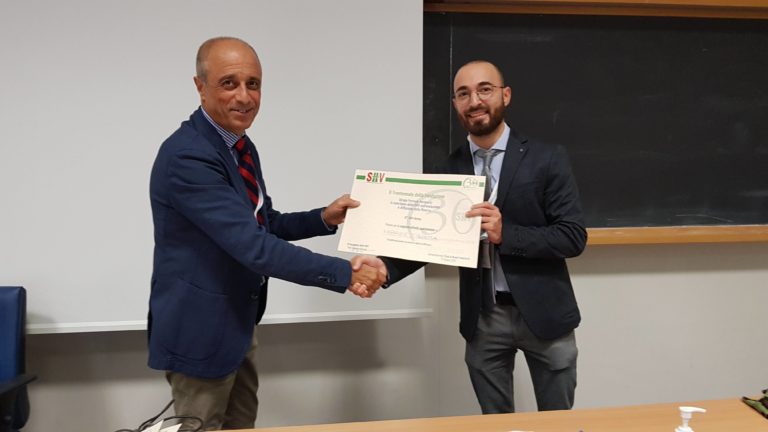 Il prof. Gaetano Bosurgi, Presidente SIIV, premia l'ing. Fabrizio MIGLIETTA per la Miglior attività sperimentale