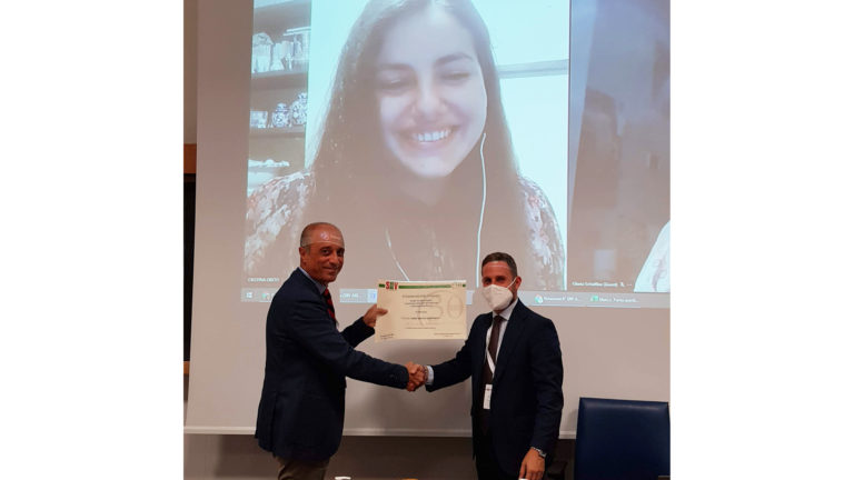 Il prof. Gaetano Bosurgi, Presidente SIIV, premia l'ing. Cristina ORETO per il Miglior approccio metodologico. Ritira il premio l'ing. Salvatore Biancardo