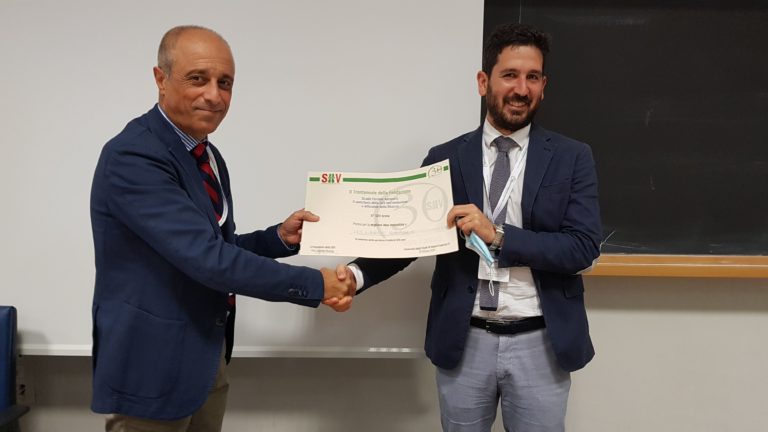 Il prof. Gaetano Bosurgi, Presidente SIIV, premia l'ing. Leonardo URBANO per la Migliore idea innovativa