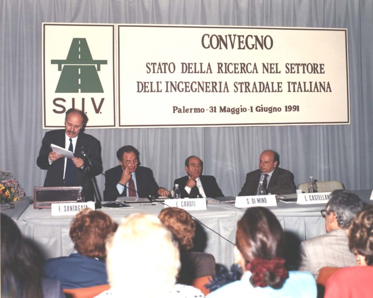 Relazione del prof. Felice A. Santagata, in piedi da sinistra. A seguire i proff. L. Caroti, S. Di Mino, L. Castellano