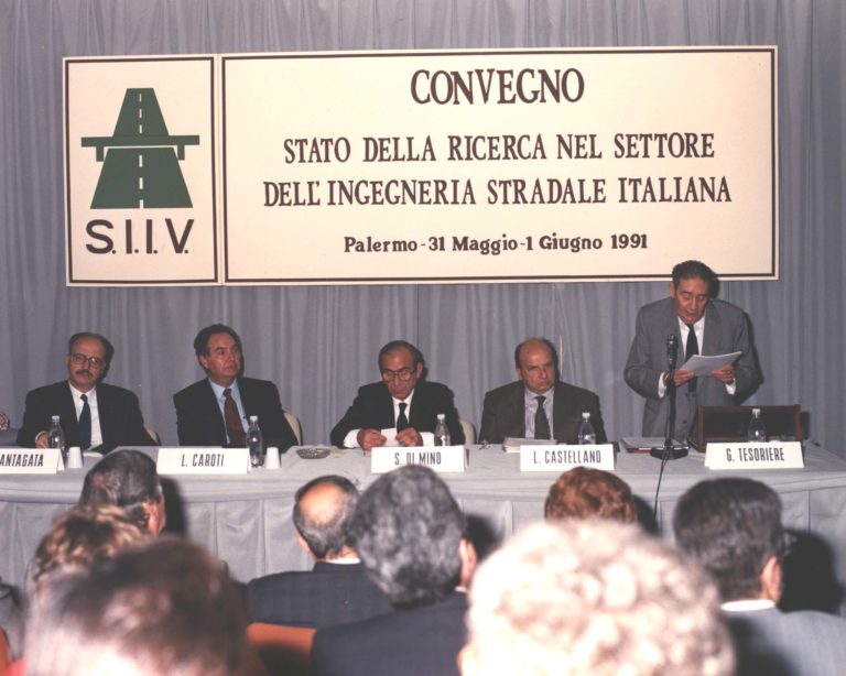 Apertura dei lavori da parte del prof. Giuseppe Tesoriere, in piedi a destra. Da sinistra: i proff. F.A. Santagata, L. Caroti, S. Di Mino, L. Castellano