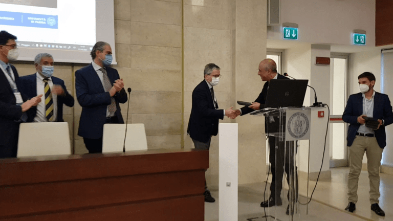 Il prof. Maurizio Bocci riceve dal Presidente SIIV, prof. Gaetano Bosurgi, un riconoscimento celebrativo dell'evento
