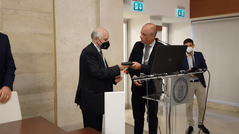Il prof. Antonino D'Andrea riceve dal Presidente SIIV, prof. Gaetano Bosurgi, un riconoscimento celebrativo dell'evento