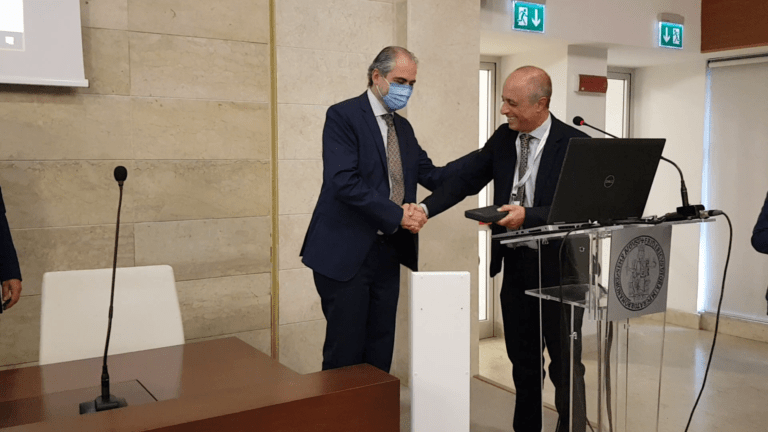 Il prof. Felice Giuliani riceve dal Presidente SIIV, prof. Gaetano Bosurgi, un riconoscimento celebrativo dell'evento