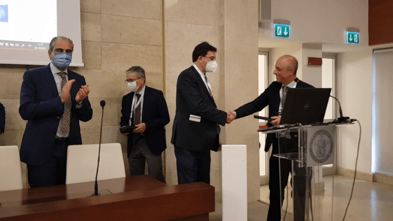 Il prof. Marco Pasetto riceve dal Presidente SIIV, prof. Gaetano Bosurgi, un riconoscimento celebrativo dell'evento