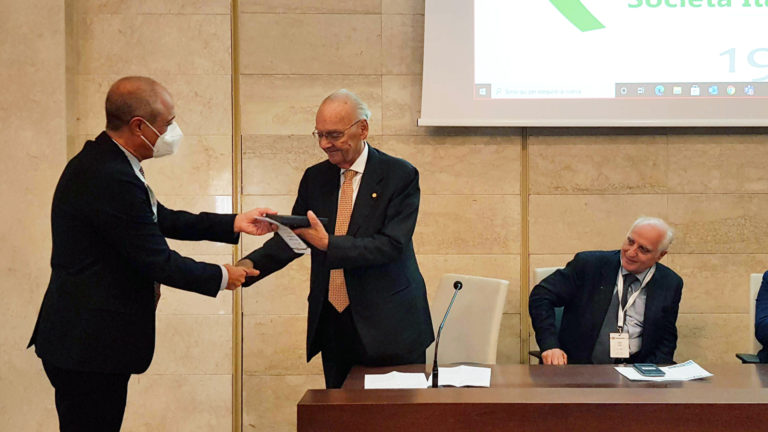 Il prof. Renato Lamberti riceve dal Presidente SIIV, prof. Gaetano Bosurgi, un riconoscimento celebrativo dell'evento