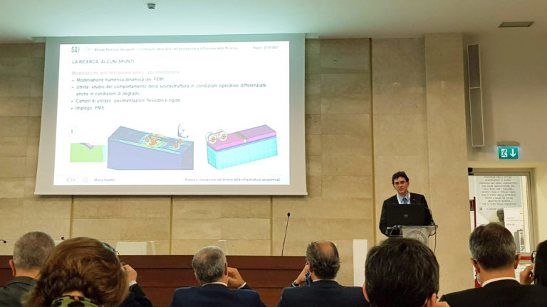 Il prof. Marco Pasetto durante la sua relazione sulla evoluzione della ricerca nell'ambito delle infrastrutture aeroportuali