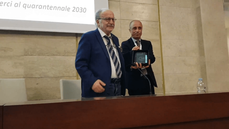 Il prof. Felice Ausilio Santagata, Presidente Onorario SIIV, riceve una targa celebrativa dell'evento dal prof. Gaetano Bosurgi, Presidente SIIV