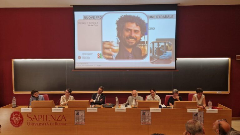 Alcuni momenti del partecipato convegno per ricordare, attraverso il racconto di colleghi e amici, il contributo scientifico e umano di Nicola Fiore.
Da sinistra: ing. Cristina Tozzo, ing. Loretta Venturini, prof. Gianluca Dell'Acqua, prof. Antonio D'Andrea, ing. Giulia Del Serrone, prof.ssa Paola Di Mascio, prof.ssa Laura Moretti.