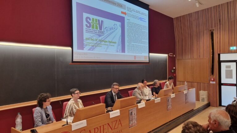Alcuni momenti del partecipato convegno per ricordare, attraverso il racconto di colleghi e amici, il contributo scientifico e umano di Nicola Fiore.
Da sinistra: ing. Cristina Tozzo, ing. Loretta Venturini, prof. Gianluca Dell'Acqua, prof. Antonio D'Andrea, ing. Giulia Del Serrone, prof.ssa Paola Di Mascio, prof.ssa Laura Moretti.